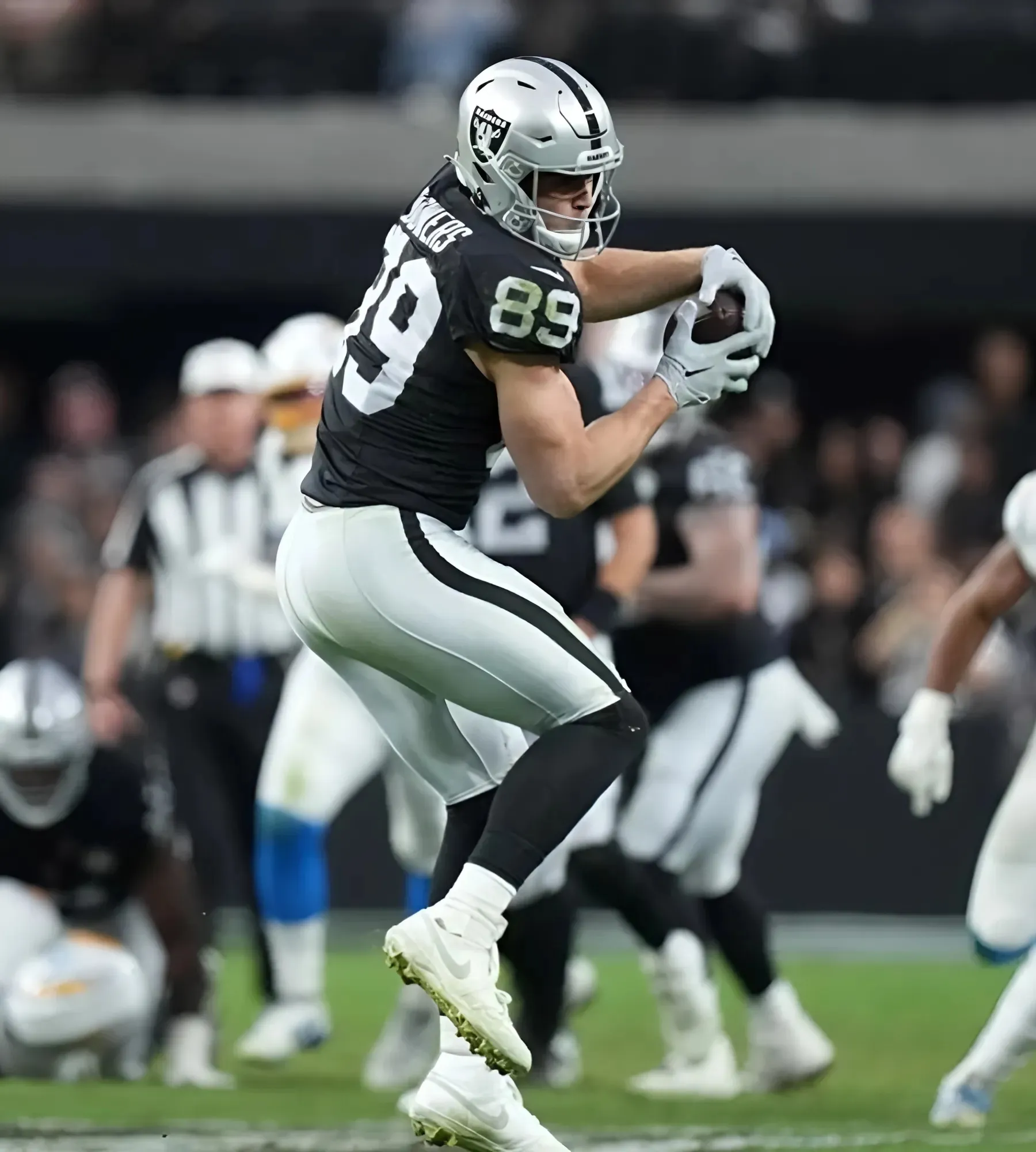 Raiders TE Brock Bowers sets rookie receptions mark