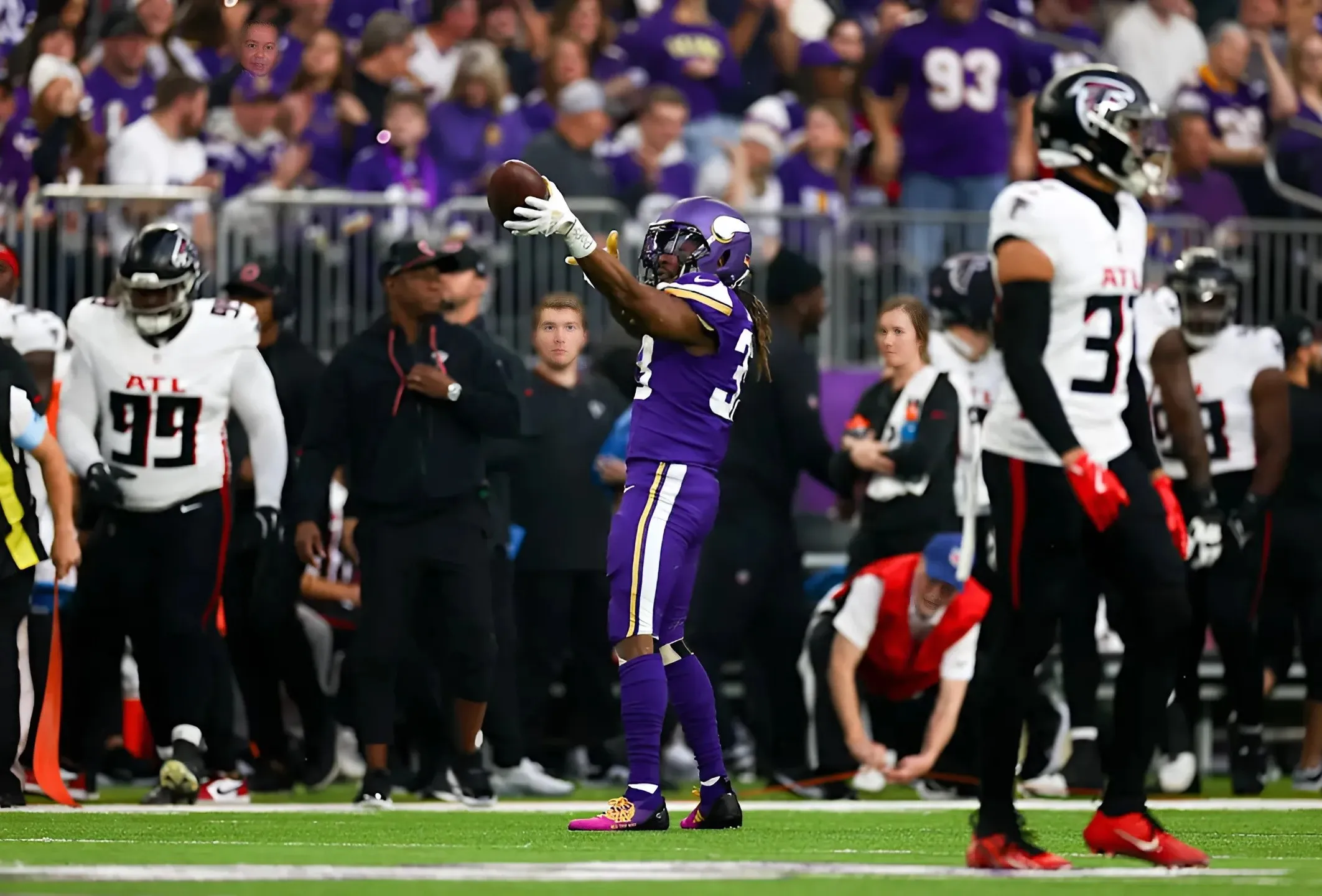 Vikings Face Playoff Challenge with Aaron Jones Nursing Quad Injury