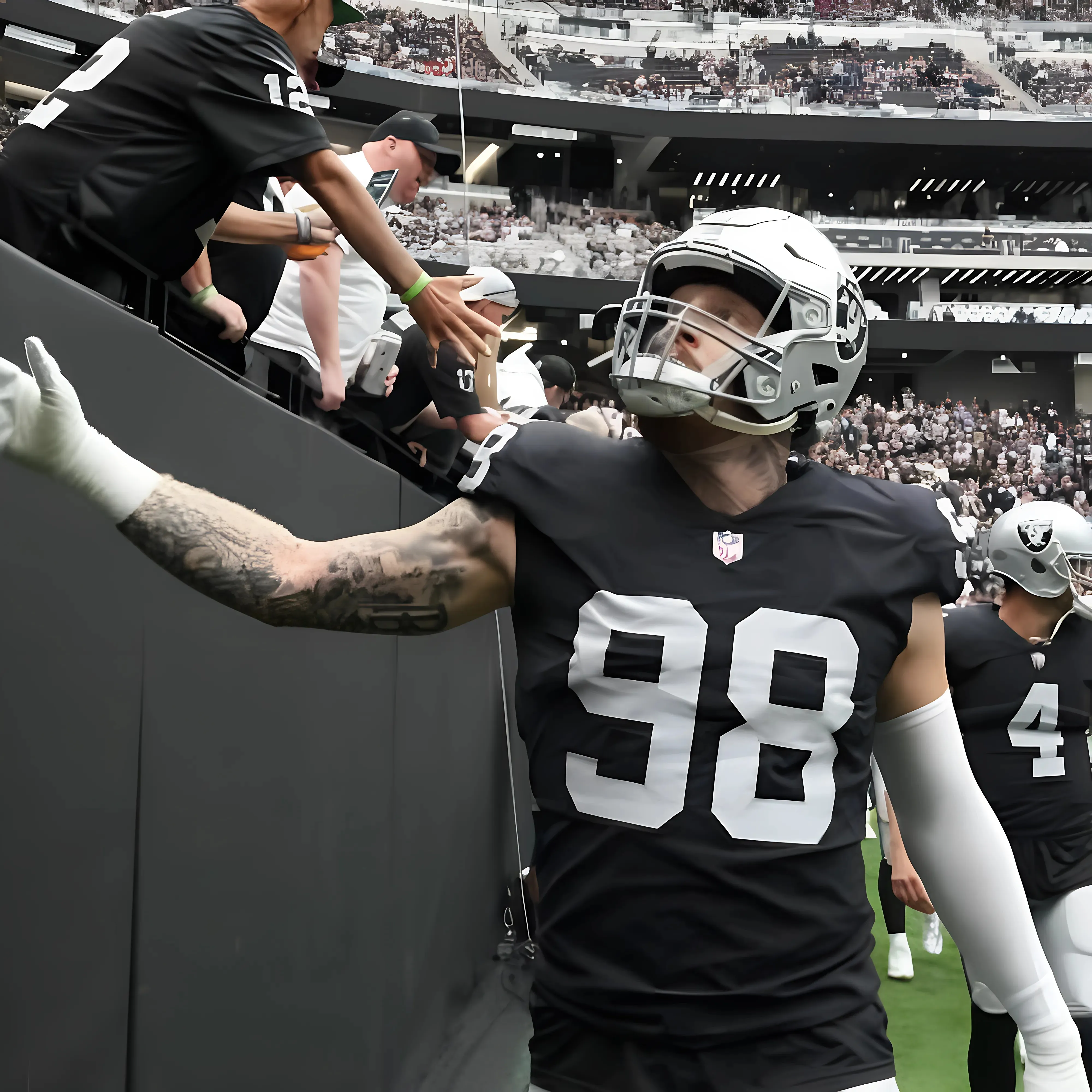 Maxx Crosby lobbies for Raiders to sign $13 million former Pro Bowl running back - suong