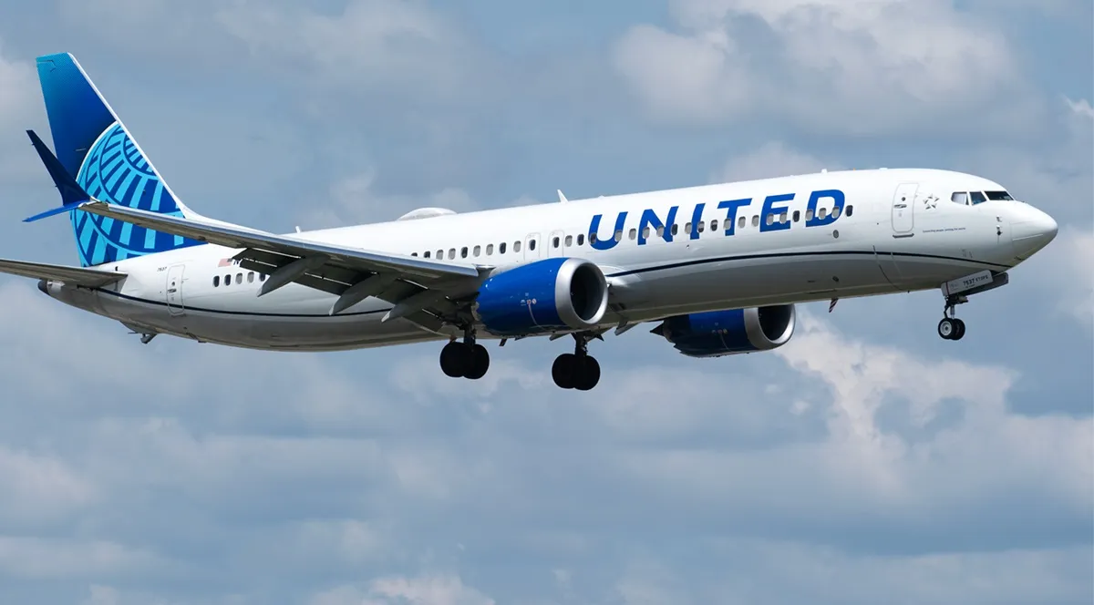 United Airlines Boeing 737 MAX 9 collides with Coyote in Chicago