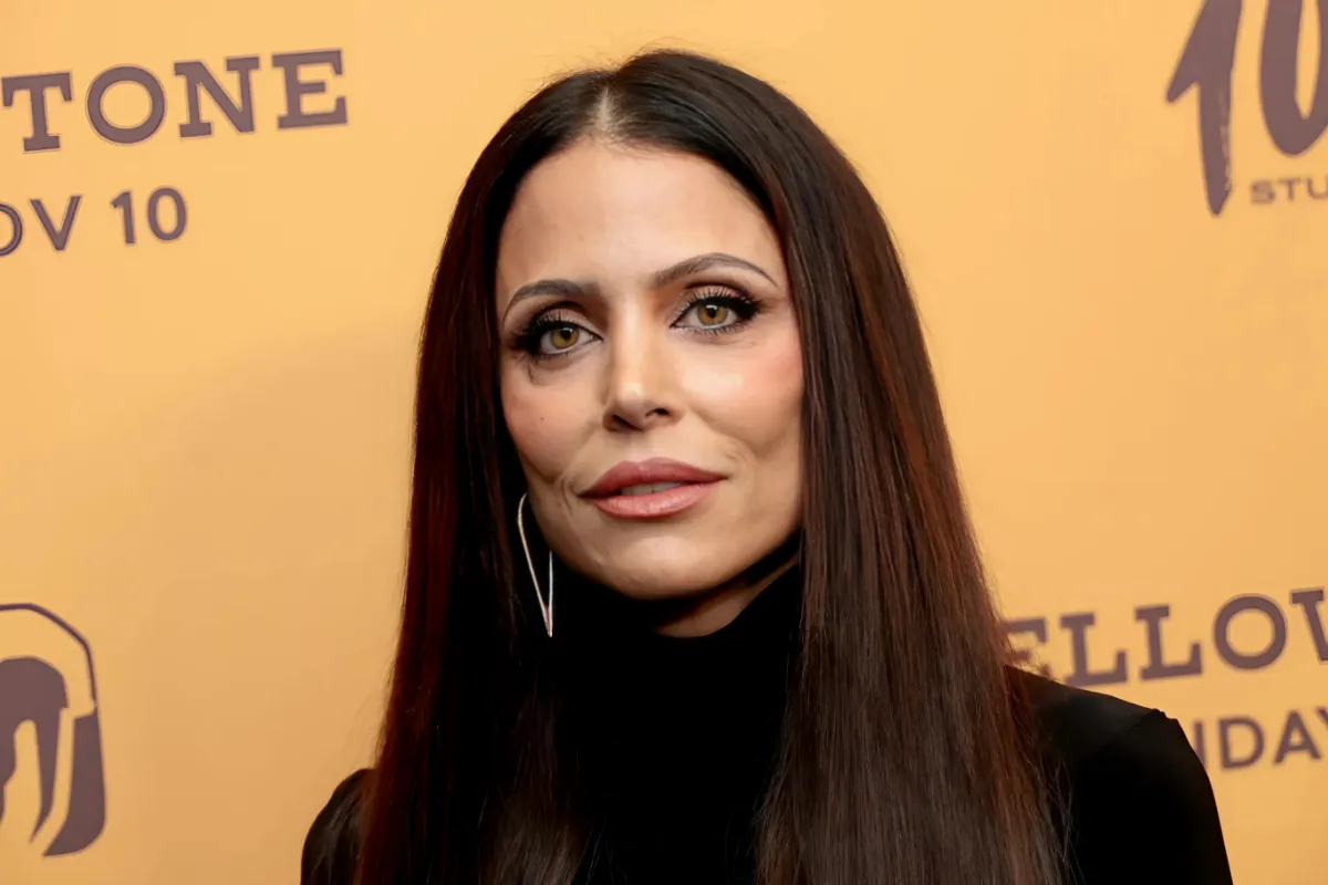 Bethenny Frankel's Fans Applaud Her 'Smooth Recovery' After Suffering 'Beyond Hysterical' Wardrobe Malfunction-quang