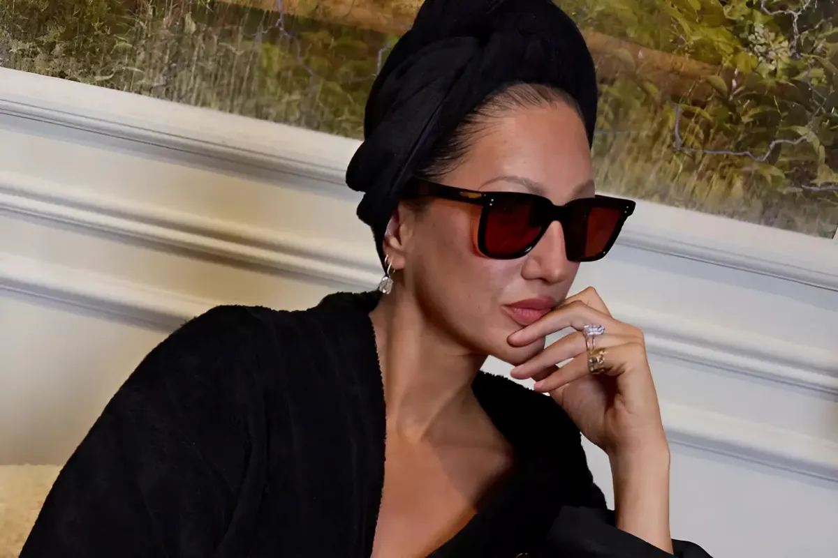 Jenna Lyons Wears $4K Balenciaga Bathrobe and Matching Towel-Like Head Wrap to Season 15 RHONY Reunion-quang