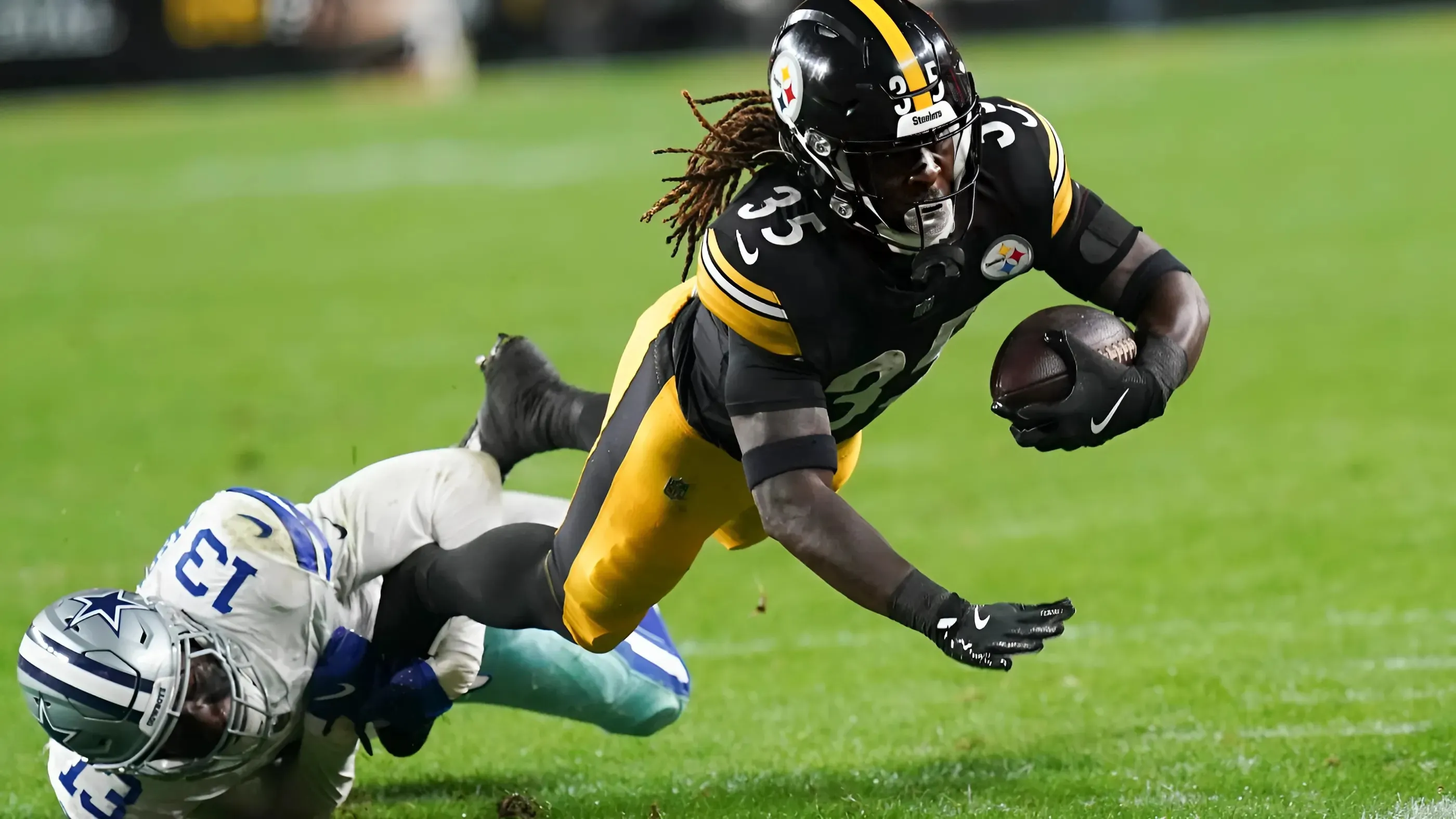 Steelers Bring Back Veteran RB With Major Backfield Questions Entering Offseason