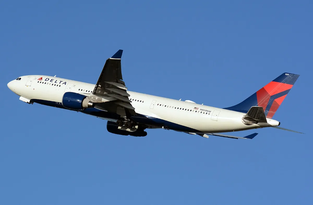 Huge crackdown on access to airport lounges at one of America's biggest airlines starts in days