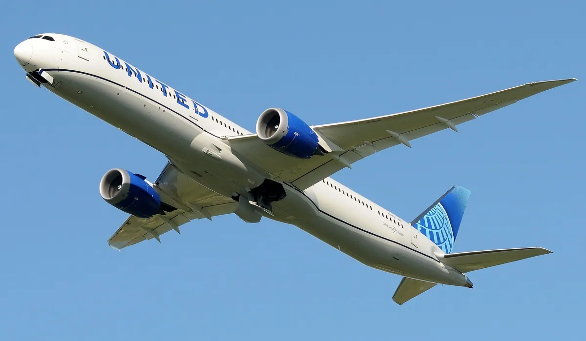 United Airlines passenger jet plummets moments after take-off leaving several injured