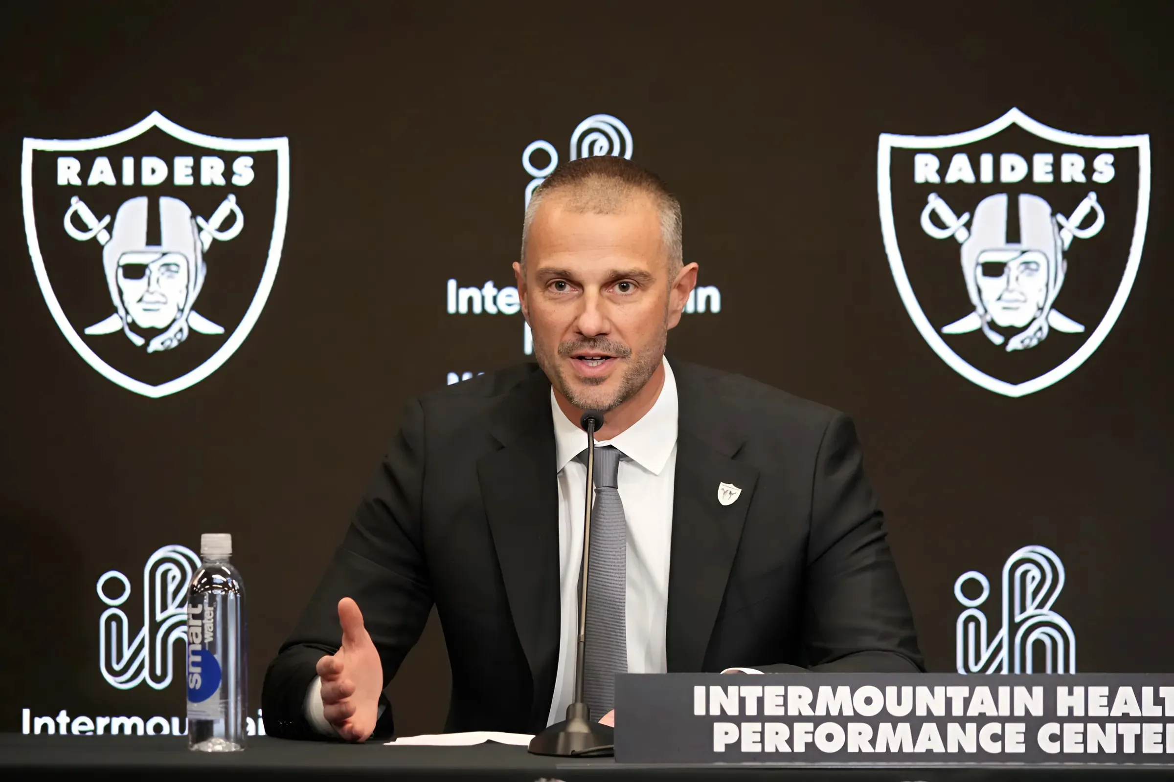 Bold Trade Pitch Sees Raiders Send 3 Valuable Draft Picks to AFC South Team