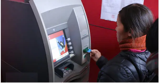 Người phụ nữ 53 tuổi đi r:út t:iền ở cây ATM thì bị m:ất sạch t:iền trong tài khoản vì 1 thủ đoạn mới x:uất hiện