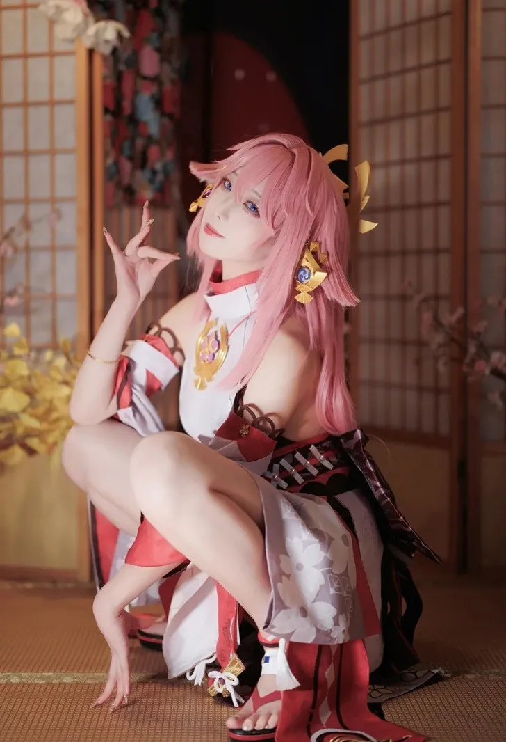 Feast your eyes on a stunning full-frame cosplay of Yae Miko from *Genshin Impact*!
