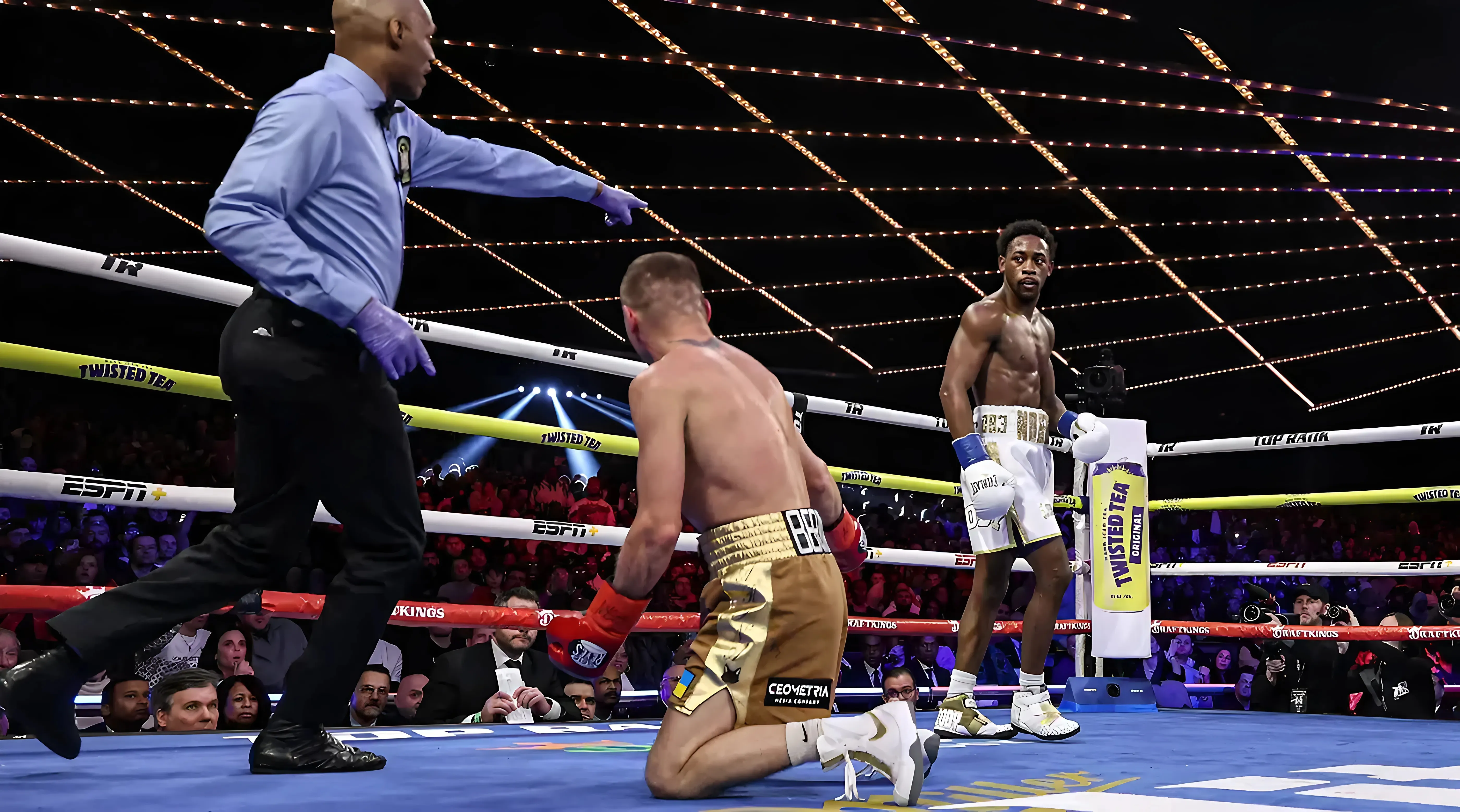 New World Champion Keyshawn Davis Knocks Out Denys Berinchyk in Round Four trucc