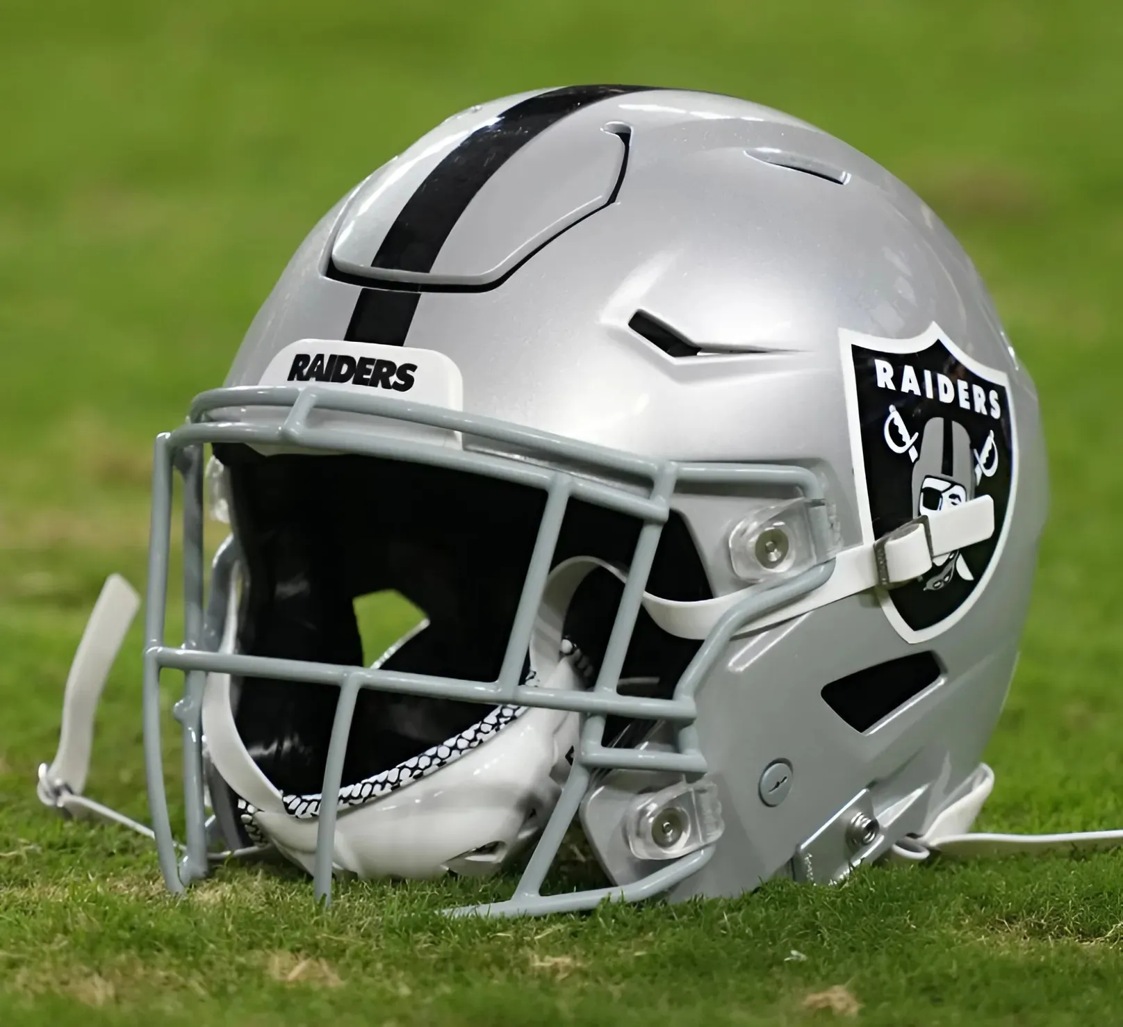New Las Vegas Raiders rumors pour cold water on Sam Darnold chatter, reveals 2 surprise QB targets in NFL Draft