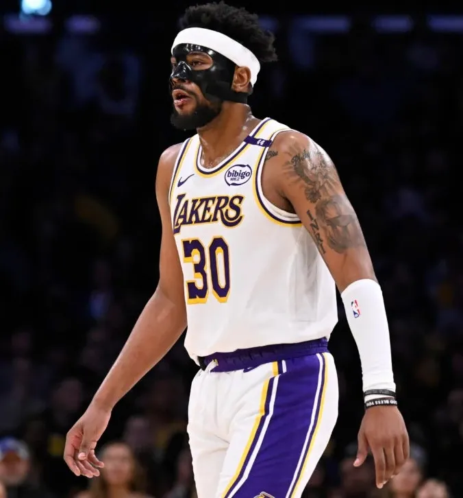 Player who quickly gained Lakers' trust is currently ineligible for the playoffs