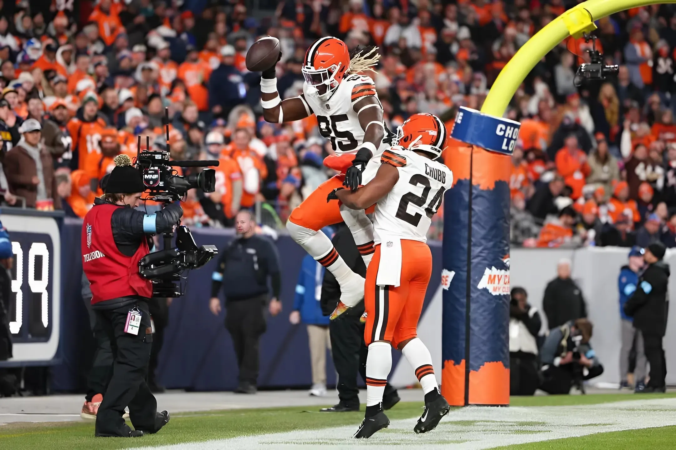 Nick Chubb and David Njoku praise Myles Garrett amid trade talks