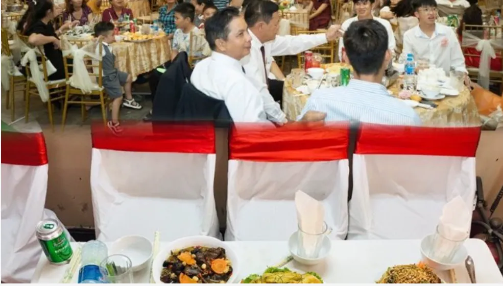 Dắt theo c on g ái 4 tu;ổi đi dự đám cưới người quen. Đến nơi, tiệc cưới đông vui, mâm cỗ bày đầy thịt gà, giò chả.