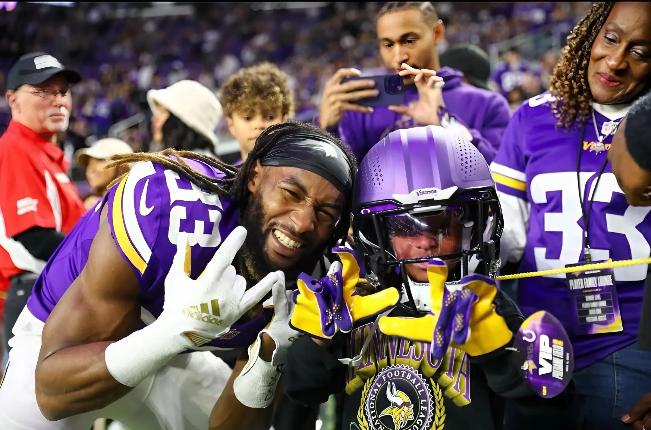 Minnesota Vikings re-sign running back Aaron Jones