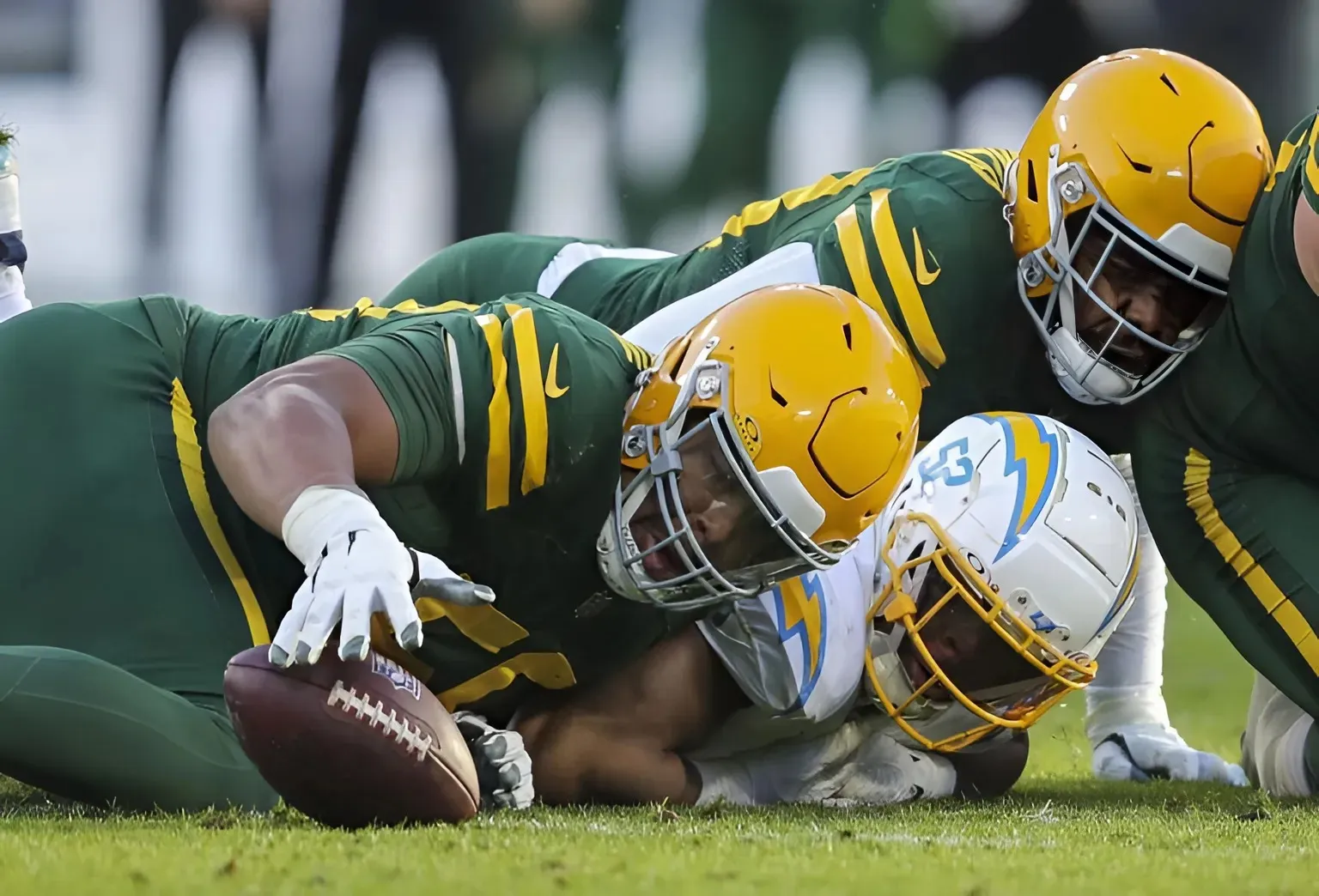 Packers Lose Out Again as Top-Ranked Available Edge Rusher Signs 1-Year Deal with Current Team