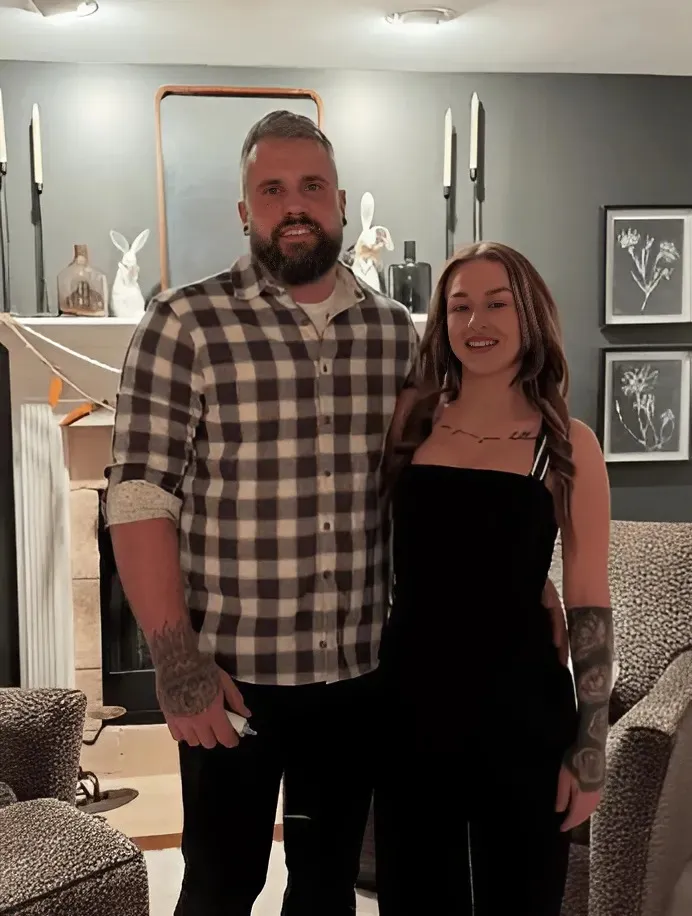 Fans Notice Something Off In Ryan & Amanda’s Photo