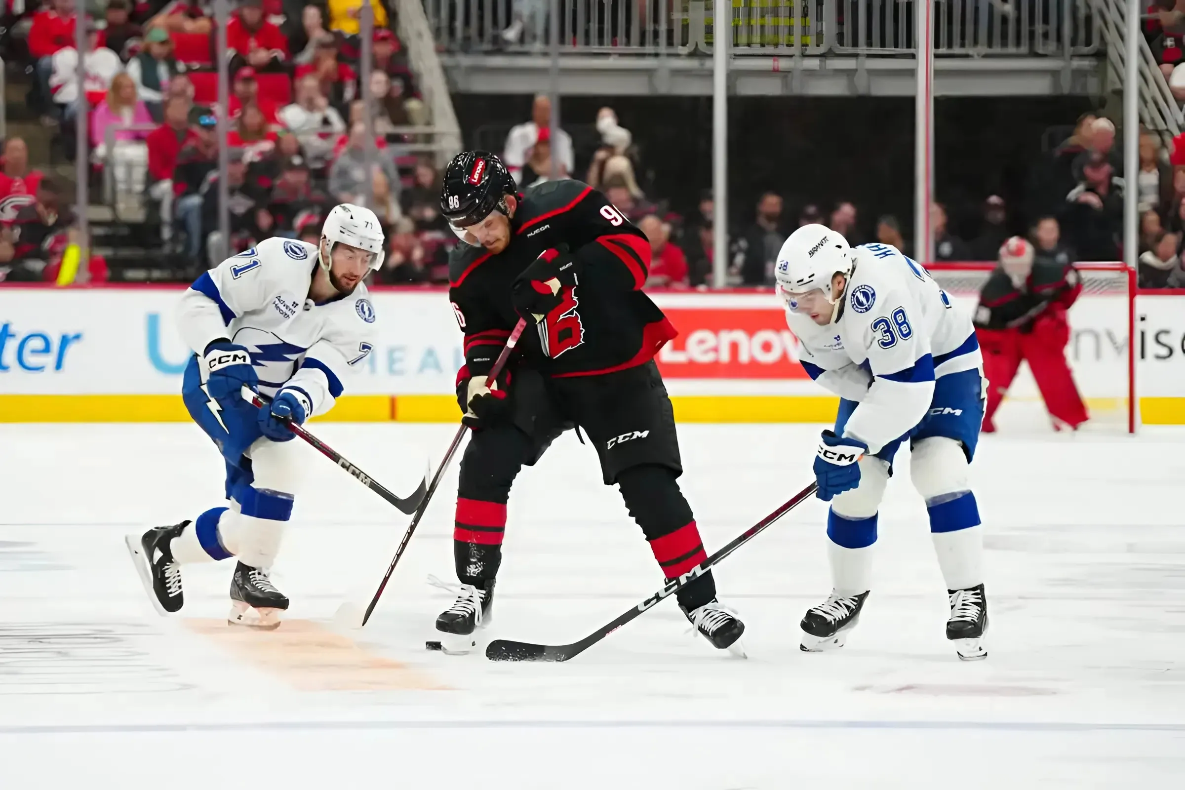 Hurricanes Extend Winning Streak to 5 Games with 4-1 Win Over Lightning