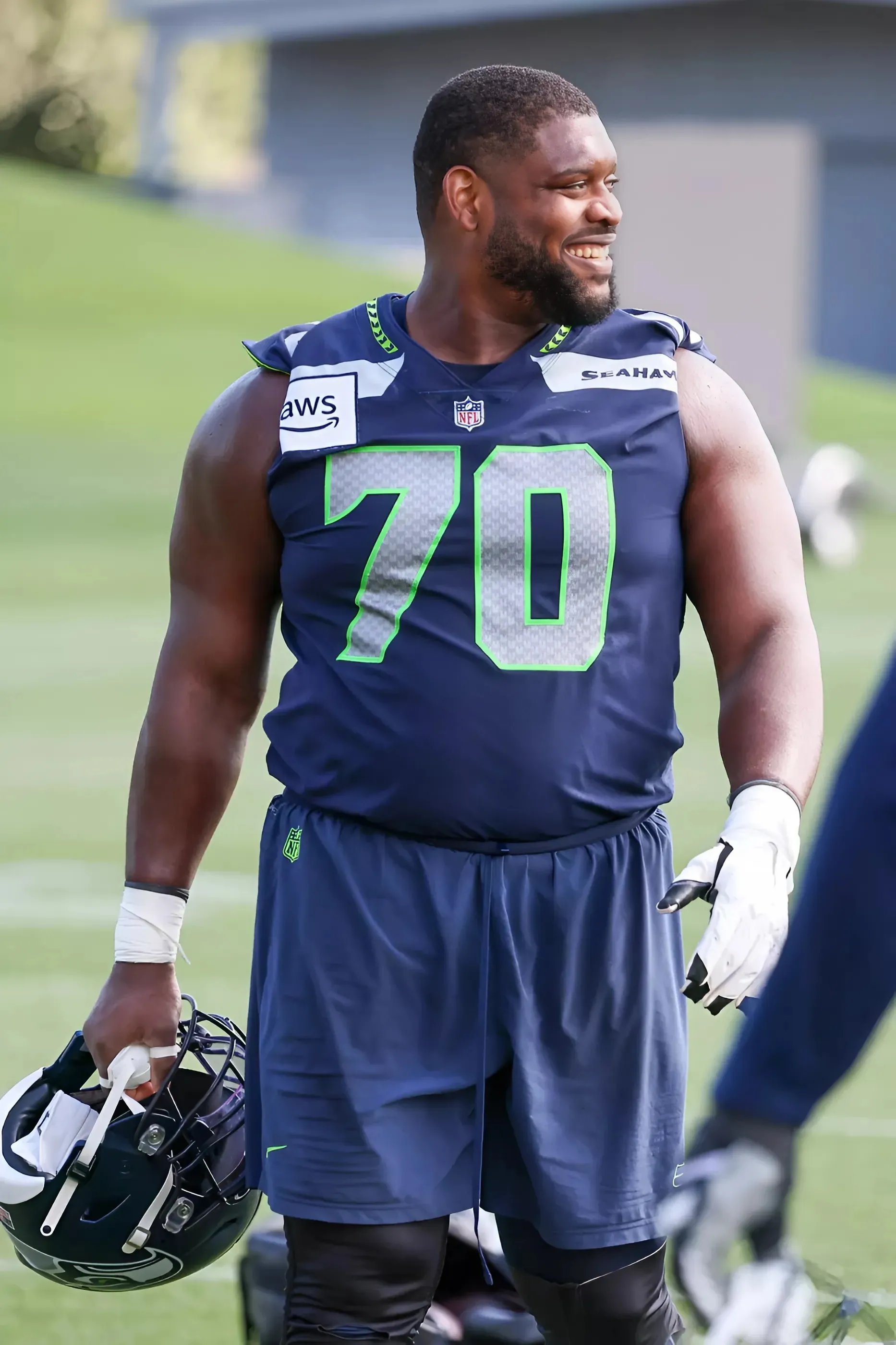 Seahawks lose starting LG in free agency, remain idle on offensive line