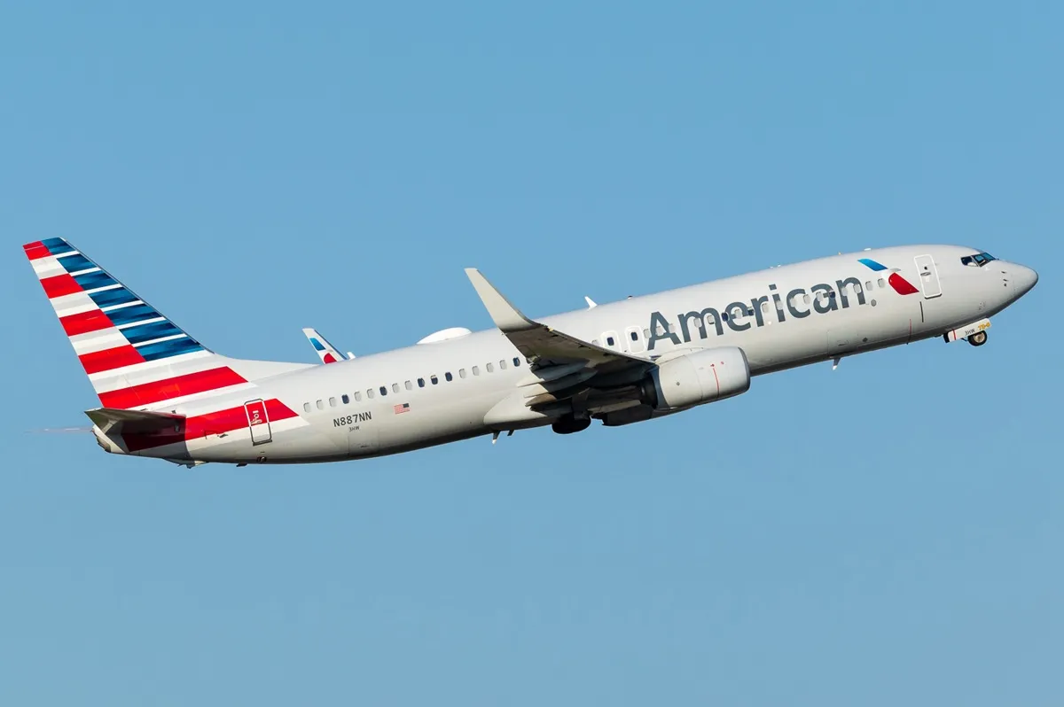 Passengers evacuate after Amerιcan Aιrlιnes plane catches fιre on tarmac of Denver aιrport