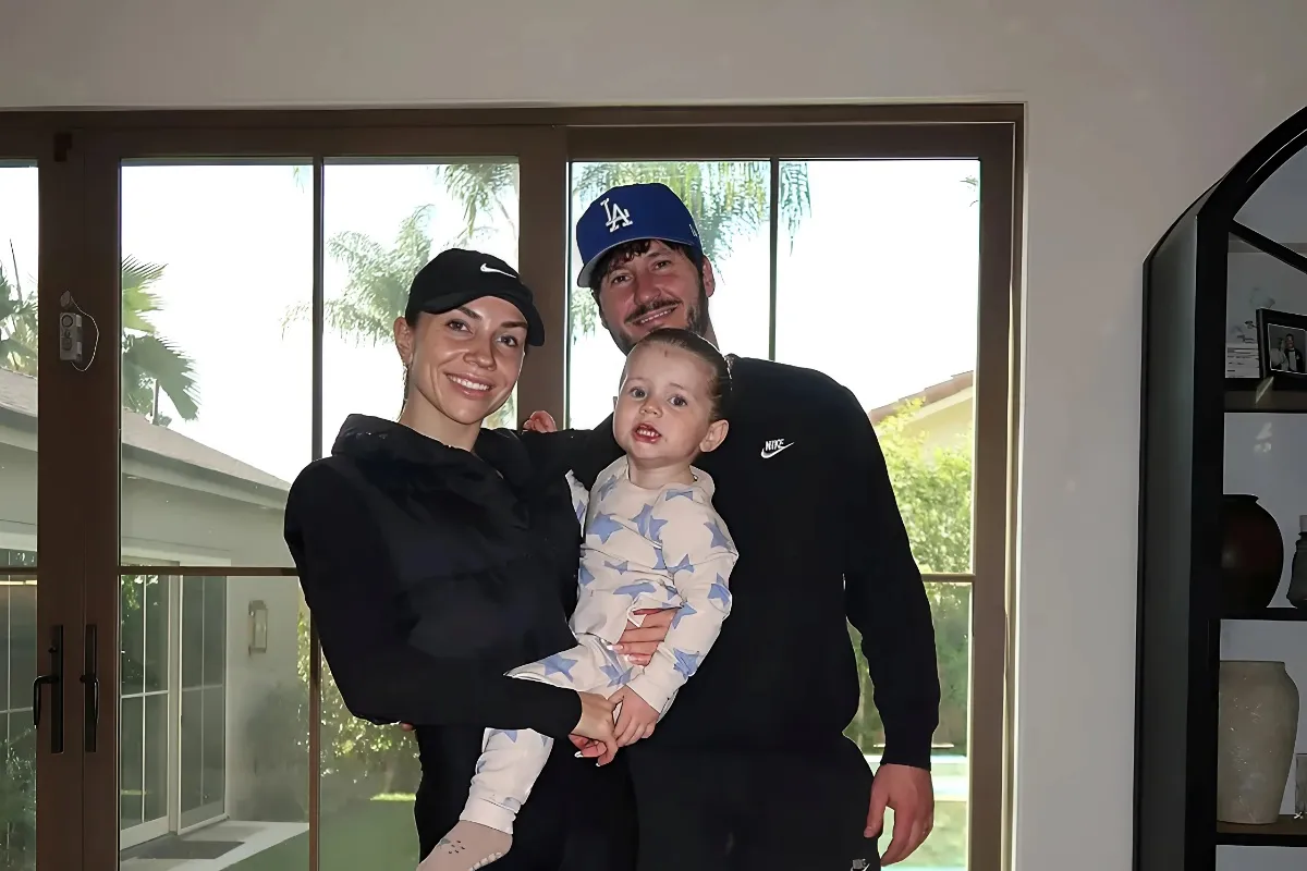 DWTS' Jenna Johnson and Val Chmerkovskiy Show Off Mirrorball Trophies in Adorable Photo with Son Rome tram