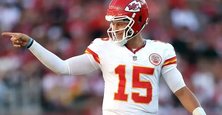 Chiefs Re-Sign Trusted Patrick Mahomes Target Despite ‘Interest’ From Other Teams