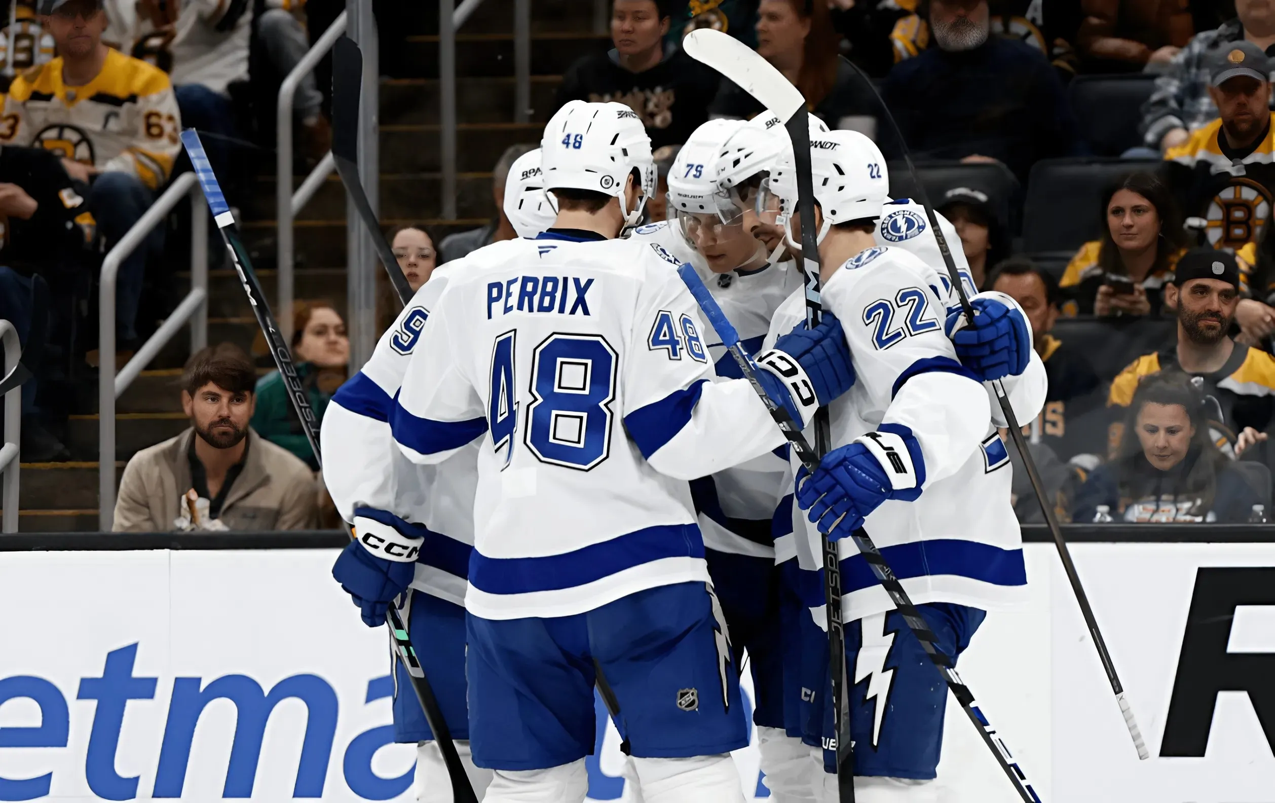 Anthony Cirelli helps Lightning cruise past Bruins