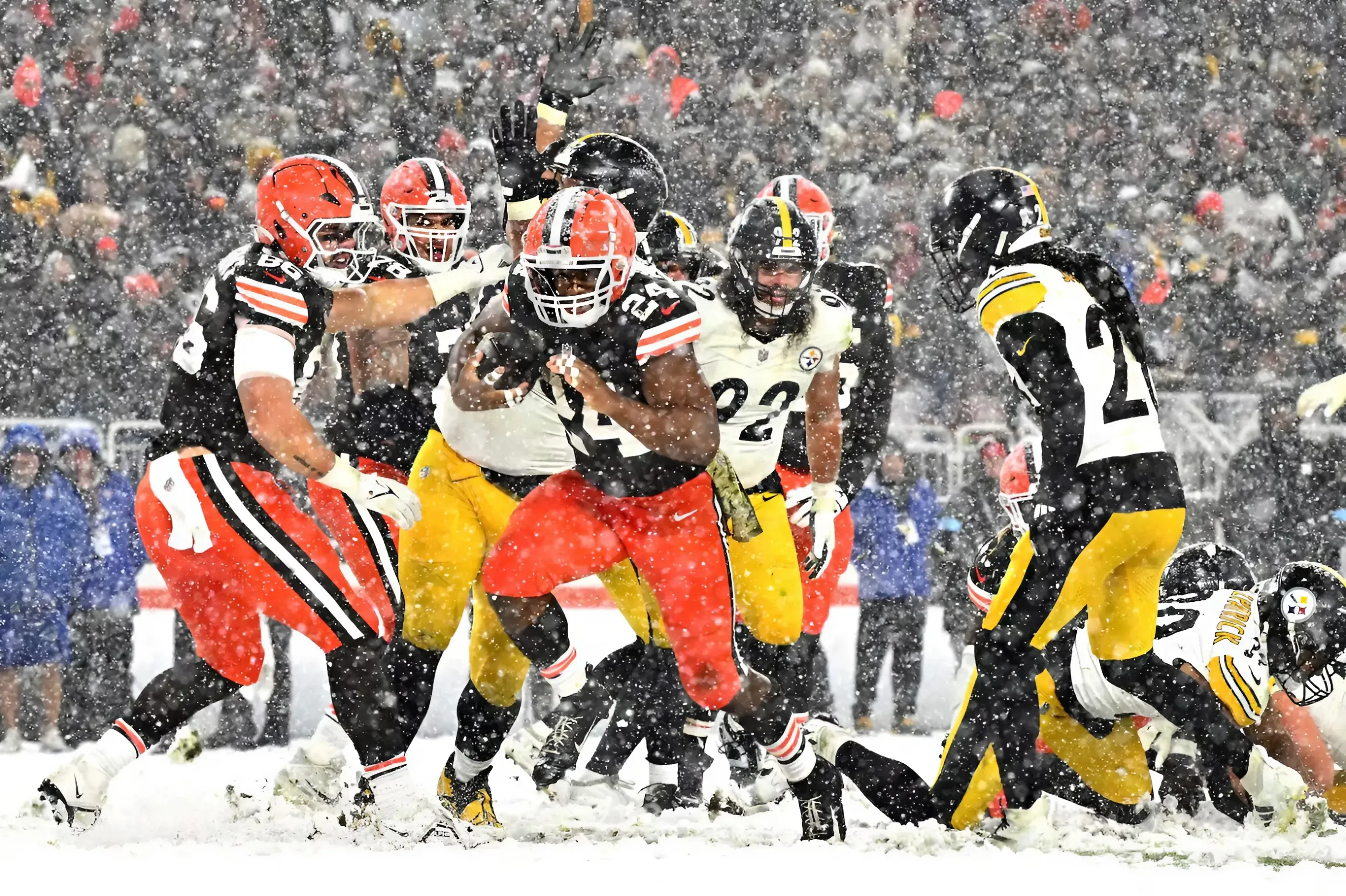 This Surprising Running Back Contract Points To Browns, Nick Chubb Reunion