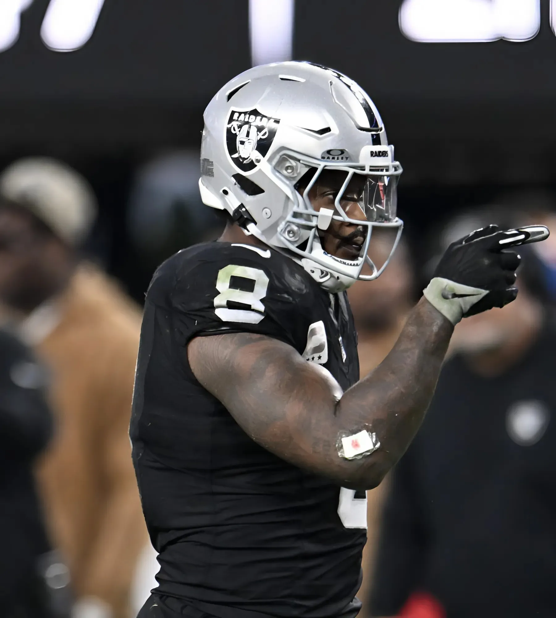 Raiders Resign Zach Carter