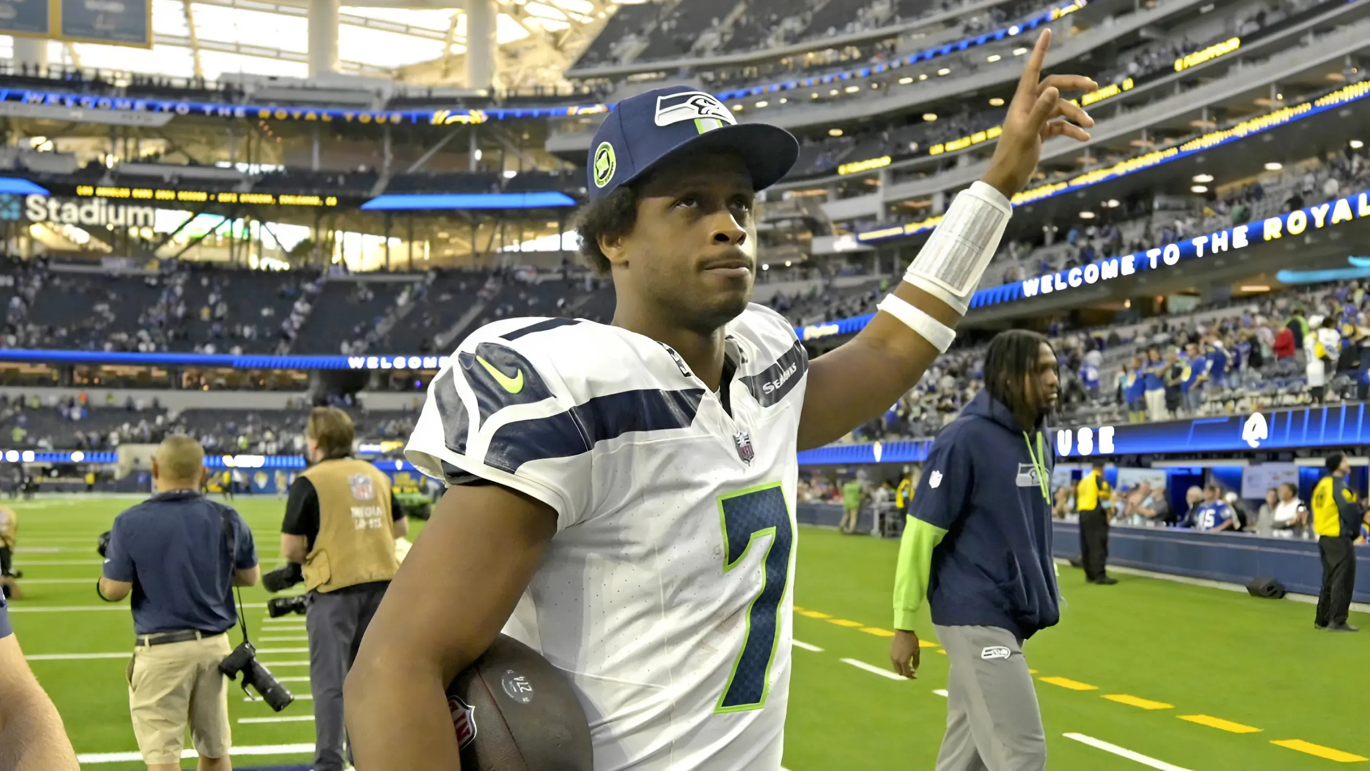 Raiders Predicted to Sign Pro Bowl WR to Help/Aid Geno Smith