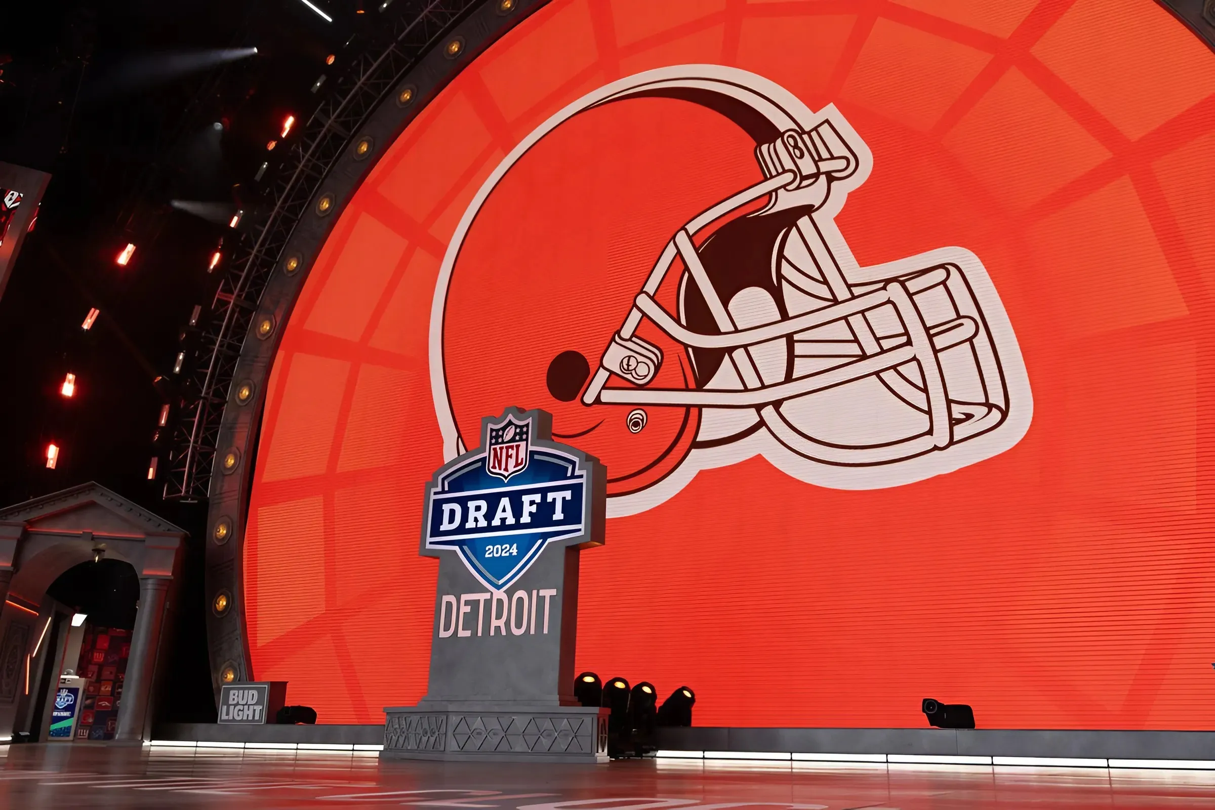 Browns Had Meeting With Interesting DE Prospect