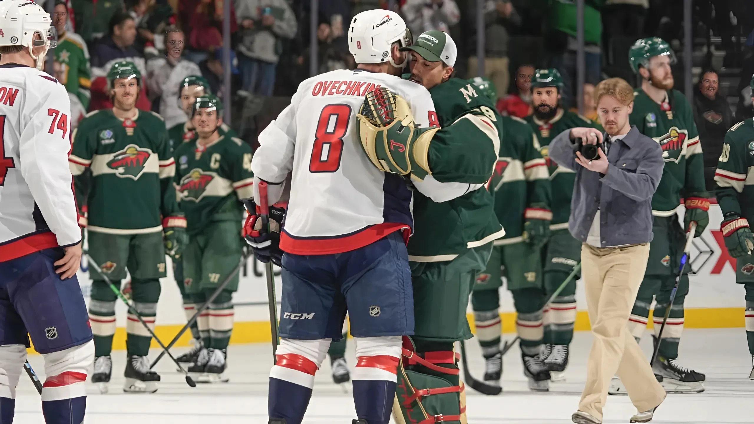 Ovechkin Leads Capitals in Heartfelt Gesture: Calls Teammates Back to Ice to Honor Retiring Fleury with Handshakes trucc