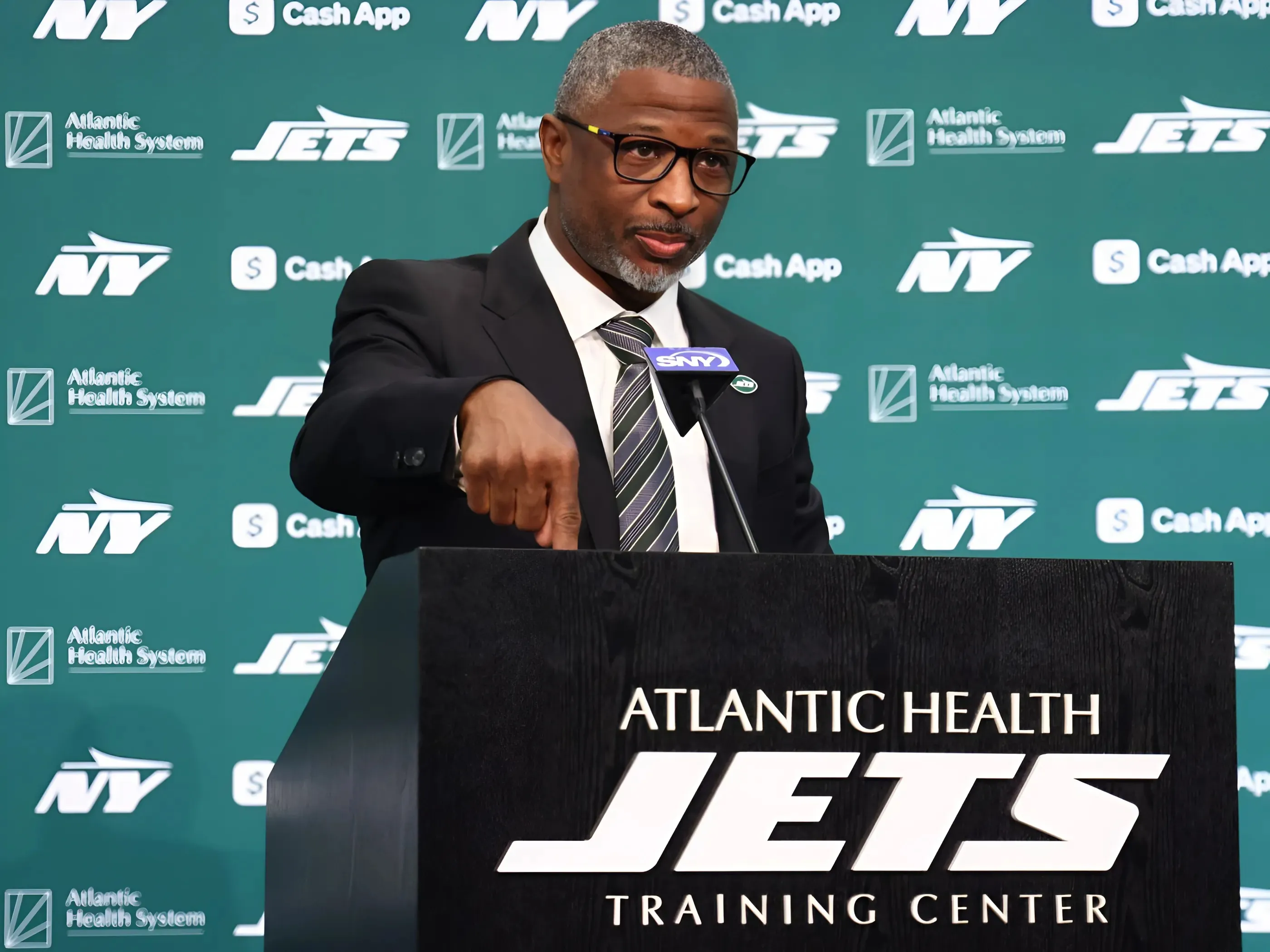 Jets' Aaron Glenn Reveals Message To Team About Big Changes Jets' Aaron Glenn Reveals Message To Team About Big Changes
