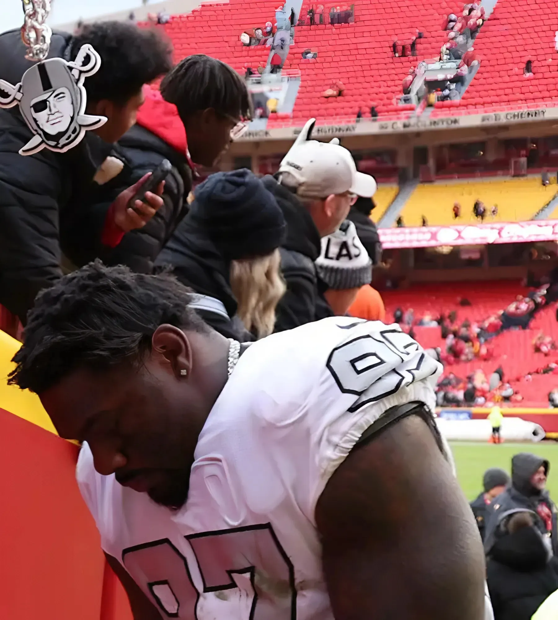 Chiefs Poach 25-Year-Old Ex-Raiders DE in Free Agency