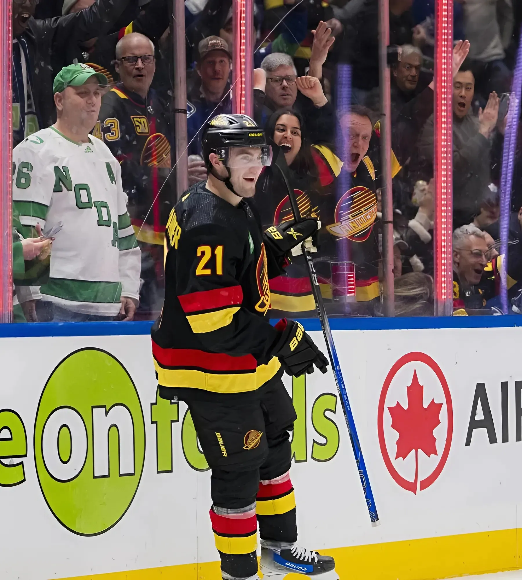 Canucks lineup notes: Höglander in, Lekkerimäki out vs. Golden Knights Canucks lineup notes: Höglander in, Lekkerimäki out vs. Golden Knights