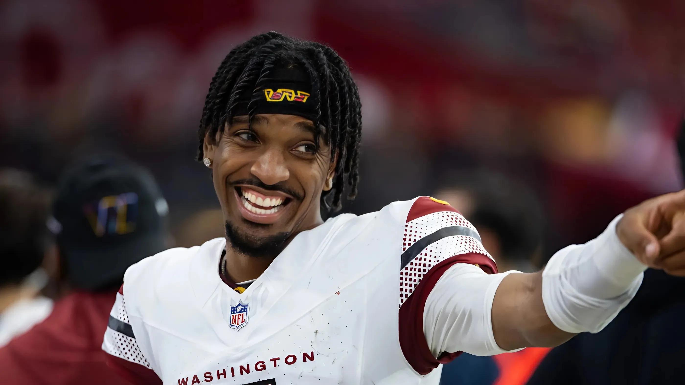 Commanders QB Jayden Daniels salutes NHL legend after historic goal milestone