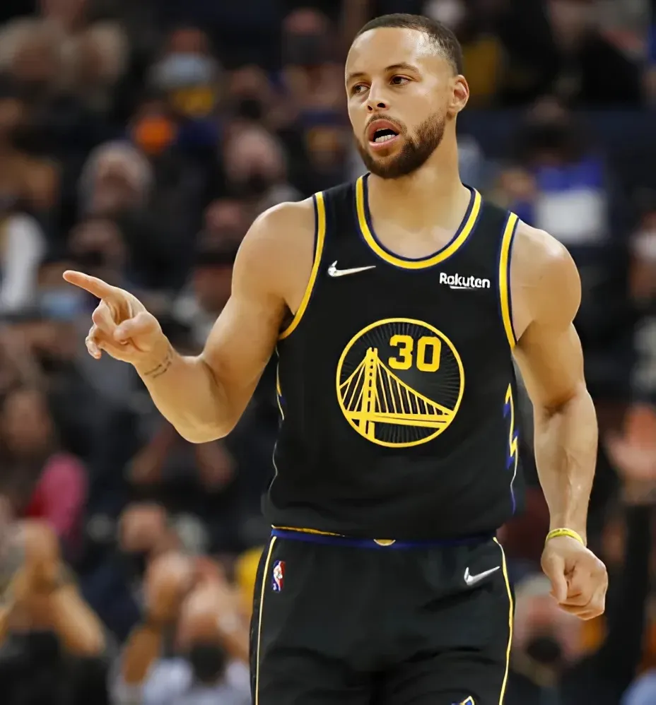 Stephen Curry heads to Warriors locker room with concerning injury vs. Trail Blazers