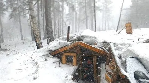 I WILD dugout life: Waiting for the STORM, I hid in a log cabin. FOREST BUNKER