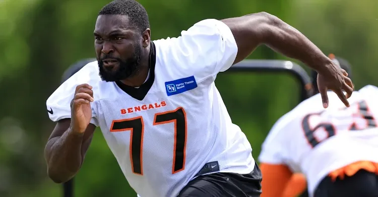 Cowboys sign former Browns OL Hakeem Adeniji