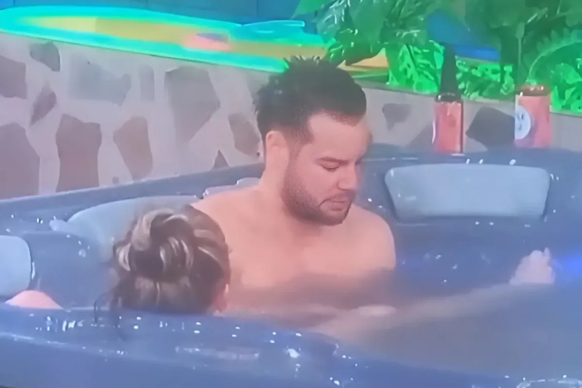 Watch the moment JoJo Siwa and Chris Hughes share steamy moment in hot tub on CBB livestream ngocc