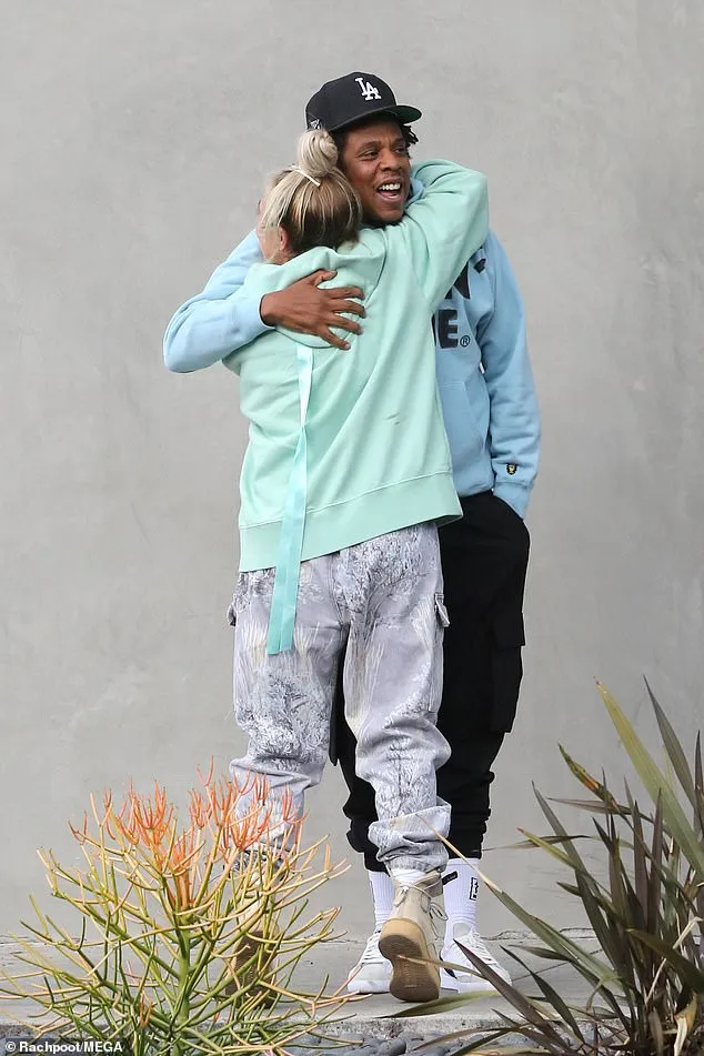 Look at Beyoncé! Jay-Z practicing his dance moves in a light blue sweater and sweatpants with a blonde woman on the street🤣