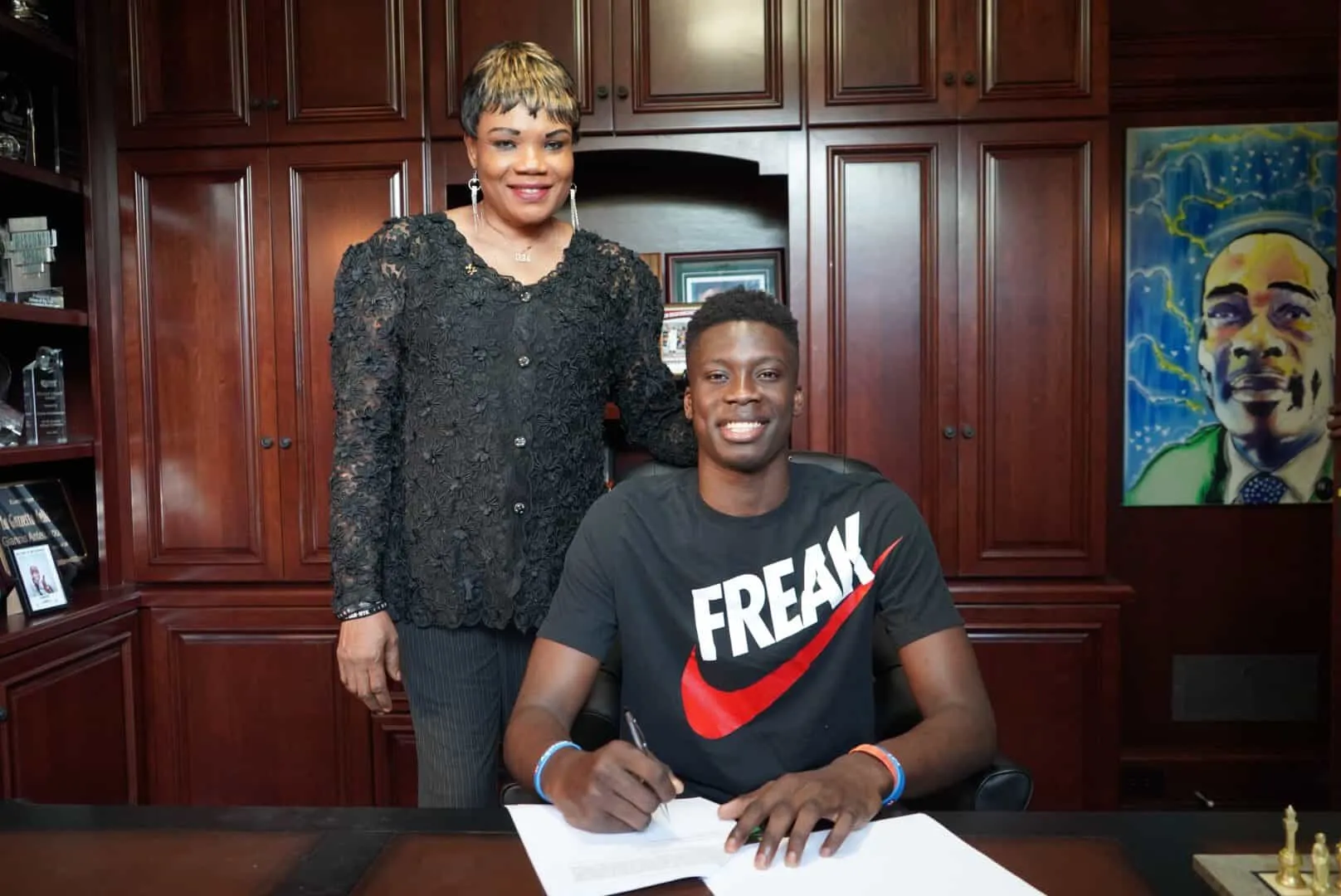 Alex Antetokounmpo, the younger brother of striker Giannis Antetokounmpo, has announced that he has signed a three-year contract with Spanish team UCAM Murcia