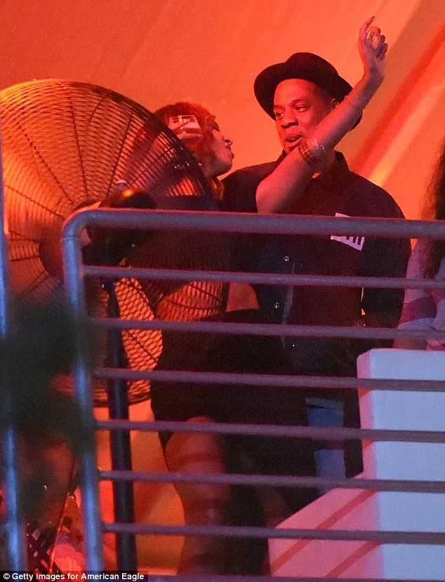 Drunk in love! Couple Jay-Bey were seen holding hands and slowing dancing to the beat at 2014 Made in America Festival