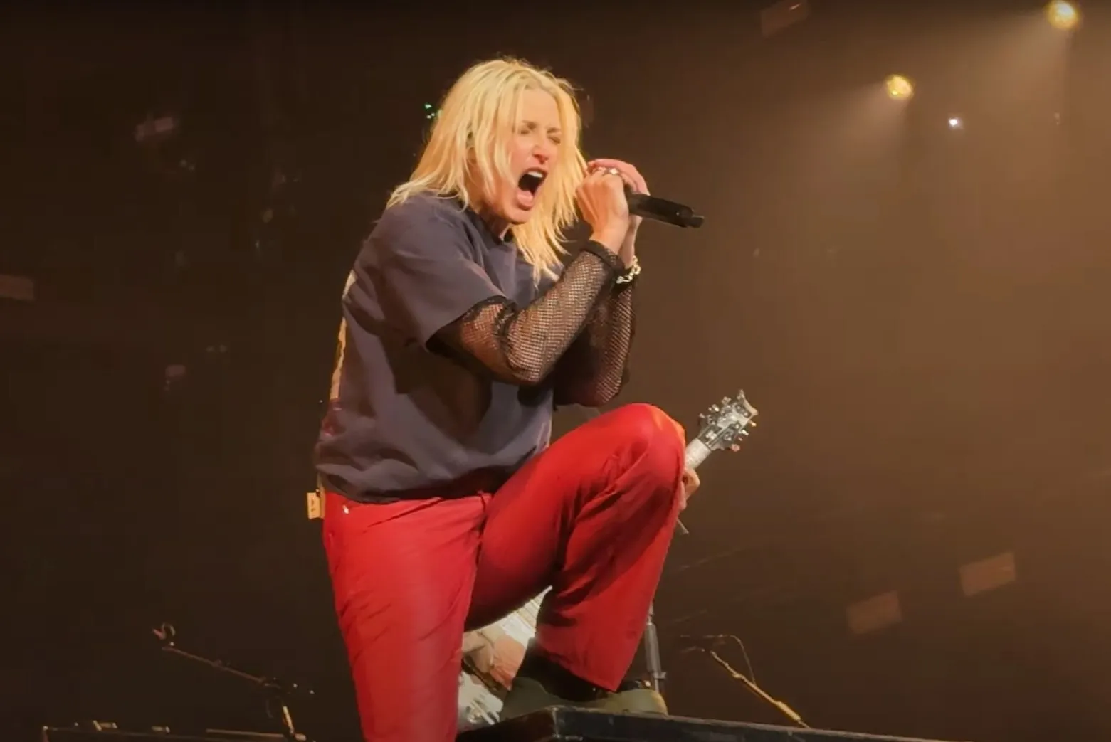 Linkin Park fans are upset after singer Emily Armstrong wore a $720 designer shirt, calling it overpriced and disrespectful to the band’s values, especially their focus on mental health and meaningful music
