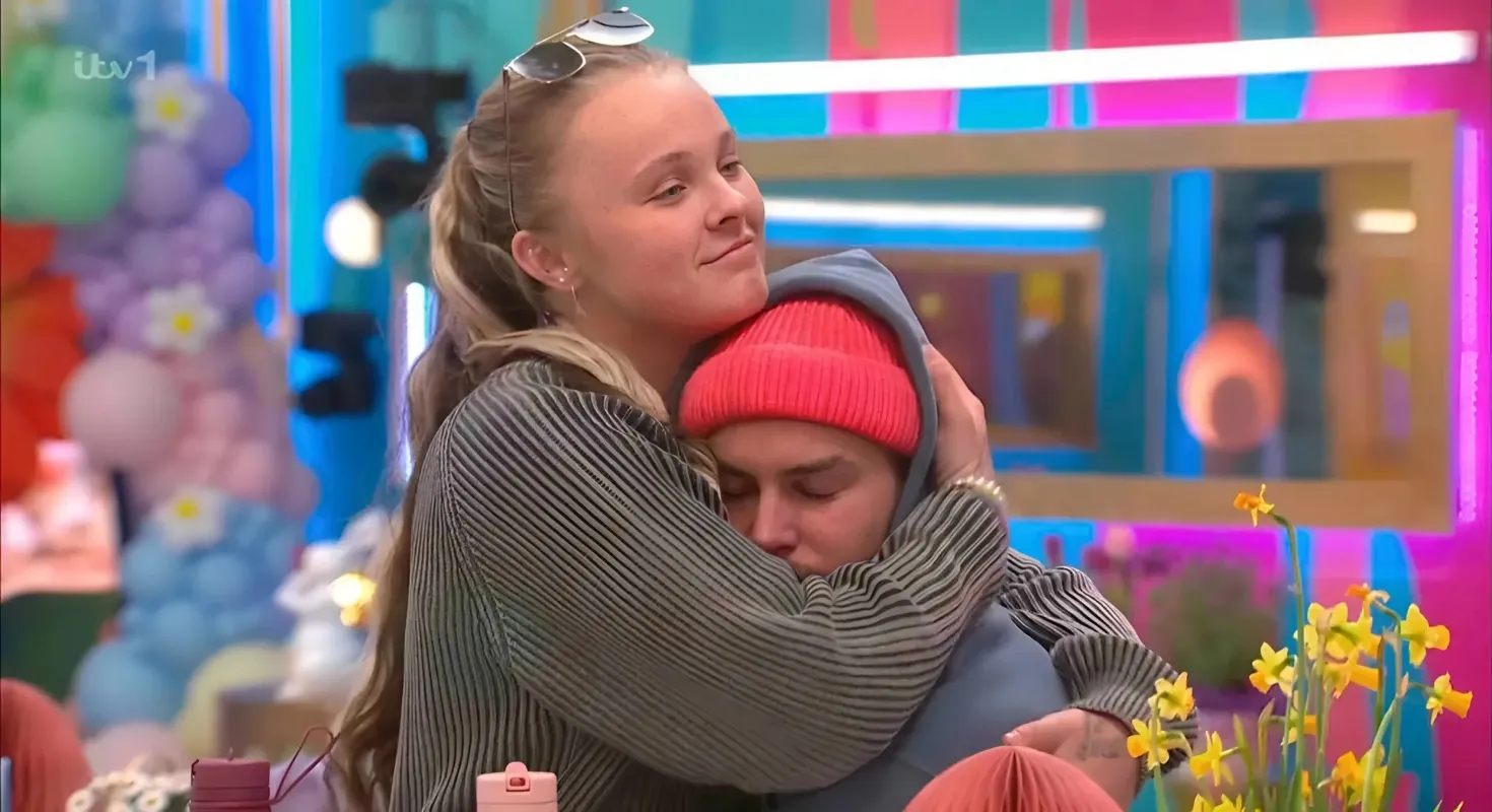 clocked it Watch ‘disrespectful’ moment NOT shown on TV as Chris Hughes kisses JoJo Siwa in hot tub – and it’s on CBB live stream liennhi