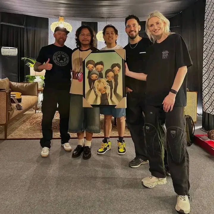 Linkin Park members received a gift from Indonesian artist Ryo Laksamana during a visit to the country