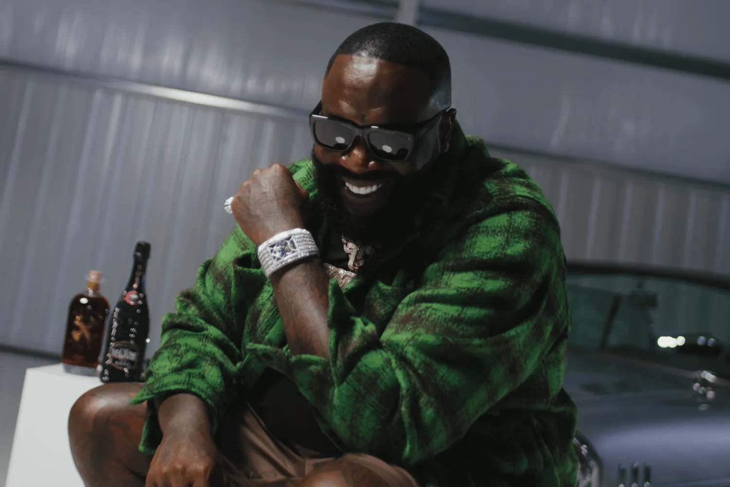Rick Ross rented a classic supercar match color as his outfit for $300K/hour just to take interview photos for Robb Report magazine to interview rich people with lavish lifestyles