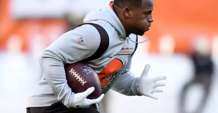 Insider Compares 1 Rising RB Prospect To Nick Chubb