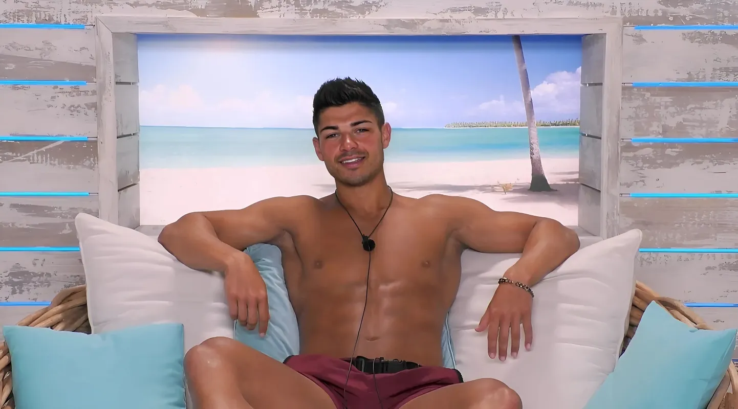 STEAMY SHOWER Love Island star strips off completely naked for steamy shower video liennhi