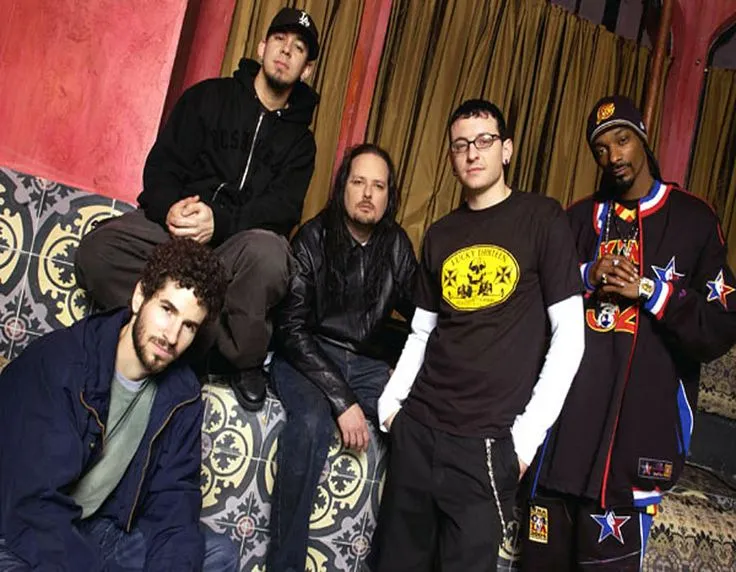 Brad Delson, Mike Shinoda and Chester Bennington (Linkin Park) with Jonathan Davis (Korn) and rapper Snoop Dogg