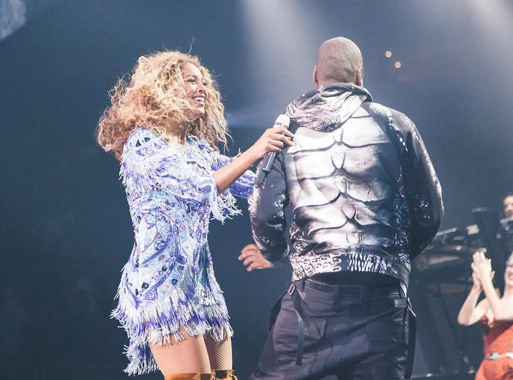 Beyoncé is the happiest woman in the world when she unexpectedly received a kiss on stage from husband Jay Z😍